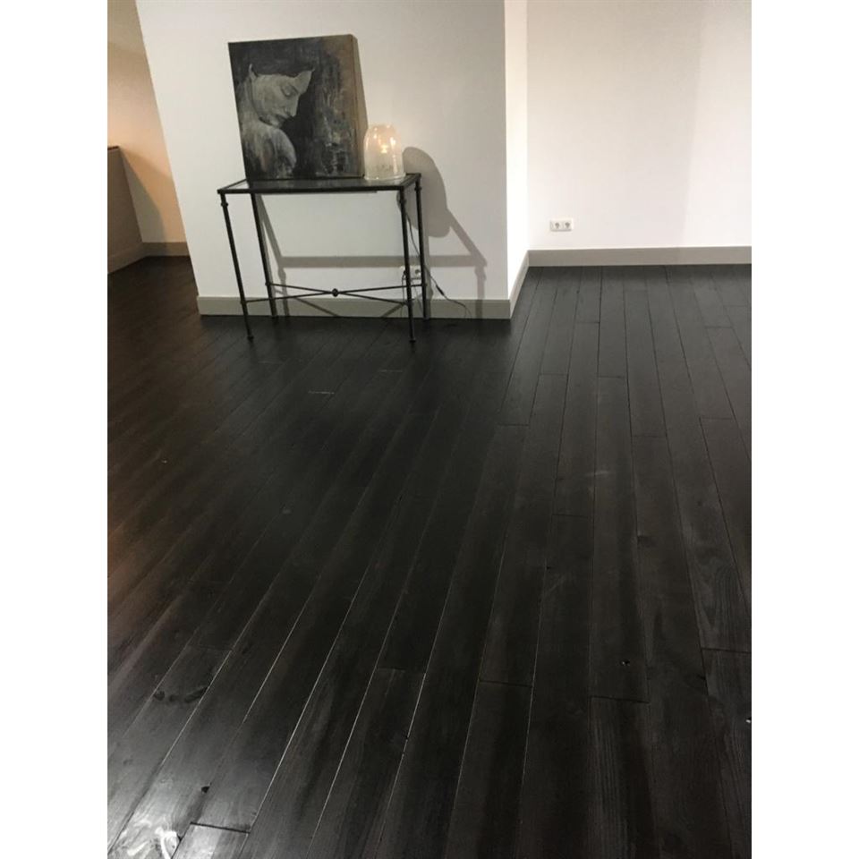 Grenen vloer zwart geolied 2nd grade €15,- per m2.
Afgewerkt met osmo 3062. Grenen vloer zwart geolied 2nd grade €15,- per m2.
Afgewerkt met osmo 3062.