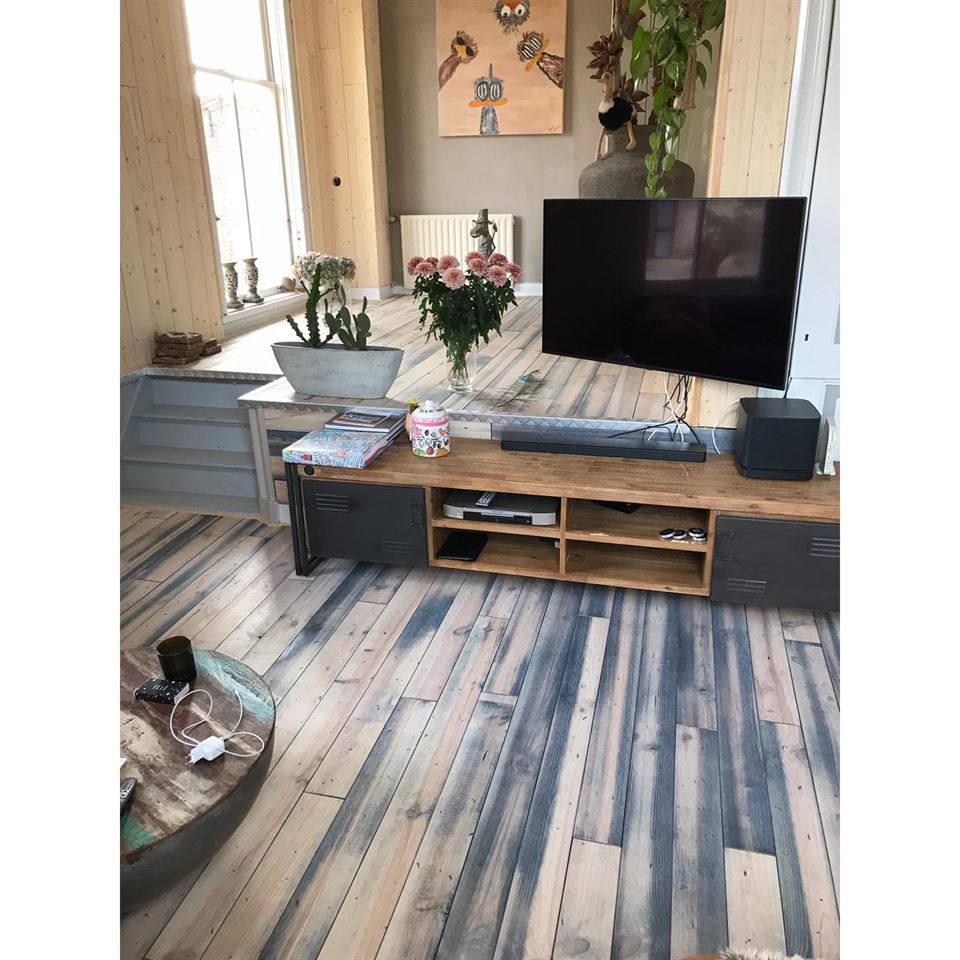 Vloer Sable + vuren wandbeschot verouderd 17 x 185. Vloer Sable + vuren wandbeschot verouderd 17 x 185.