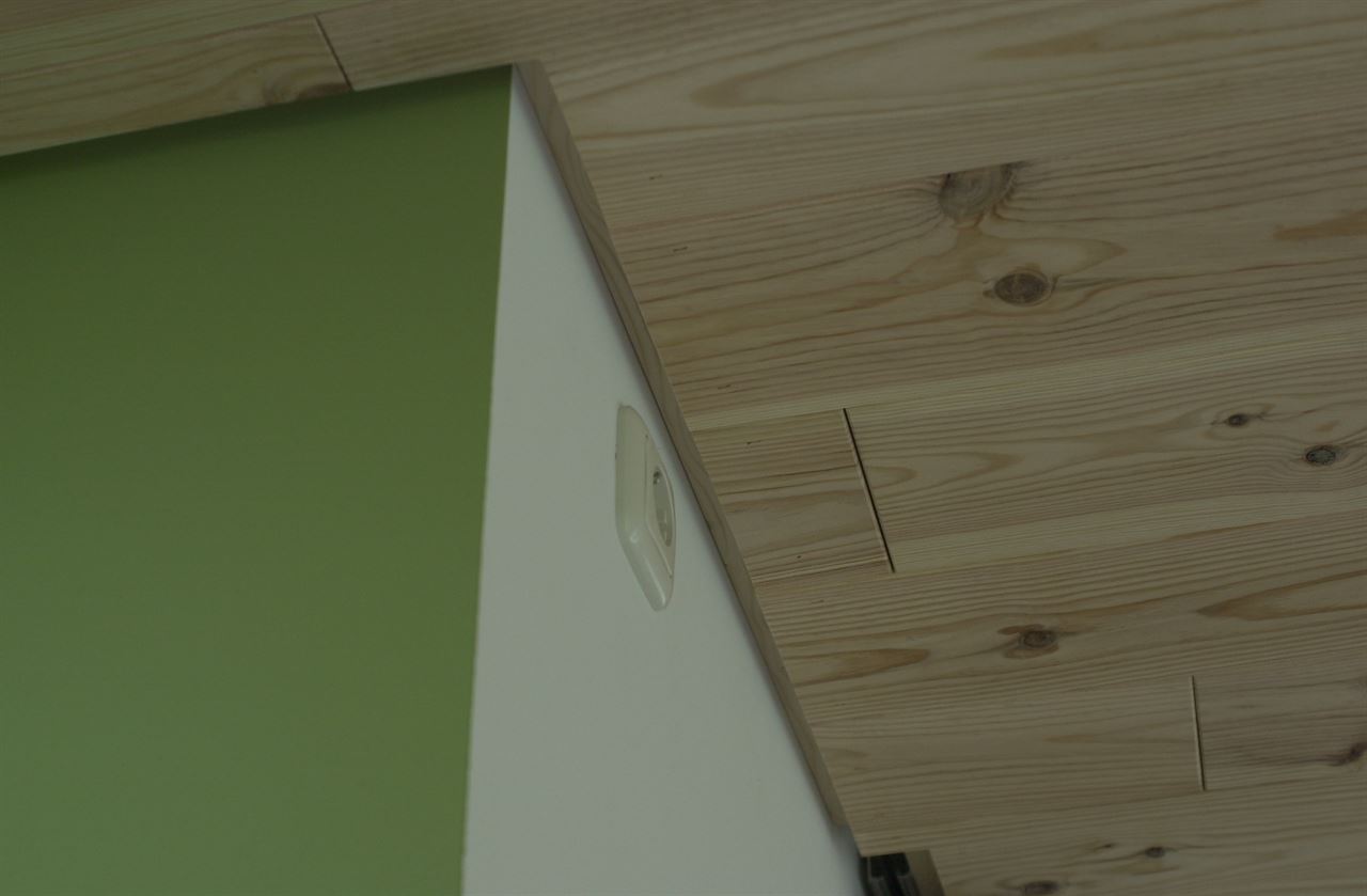 Plafond gemaakt van grenen vloerdelen 21x155mm. Plafond gemaakt van grenen vloerdelen 21x155mm.