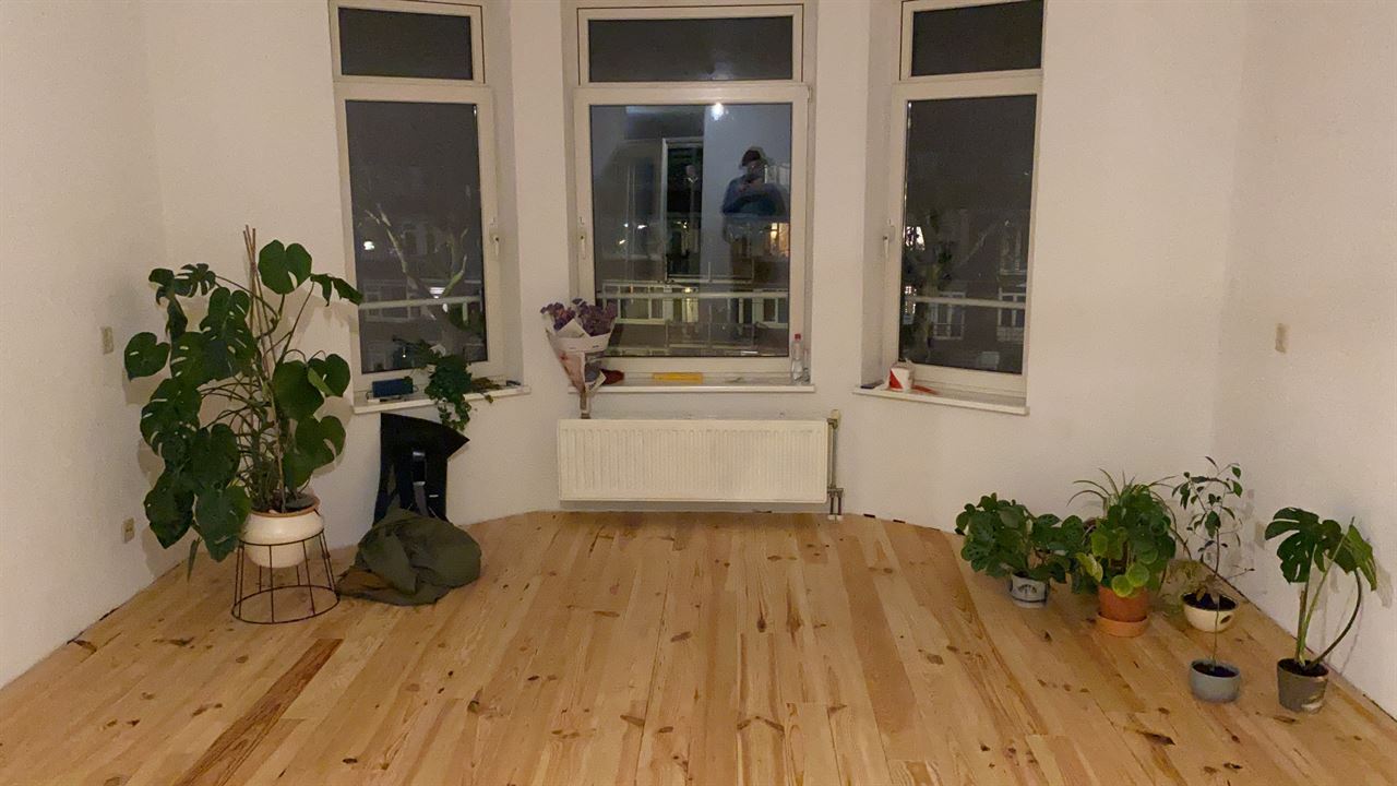 Grenen vloerdelen 140mm. Afgewerkt met Osmo 3062. Grenen vloerdelen 140mm. Afgewerkt met Osmo 3062.