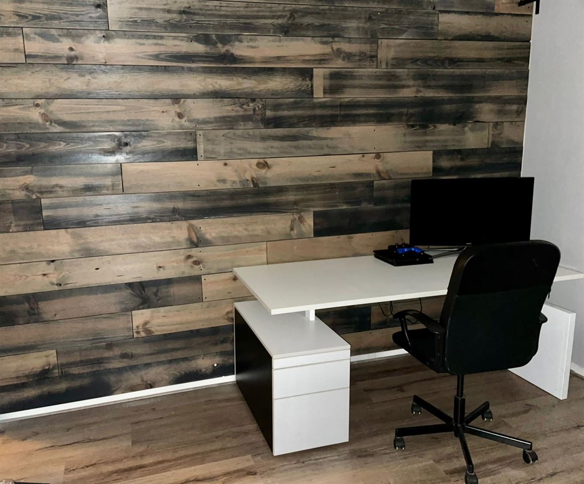 Grenen vloerdelen 21x170 kant en klaar grijs geolied.
2e keus partij €15,- per m2. Grenen vloerdelen 21x170 kant en klaar grijs geolied.
2e keus partij €15,- per m2.