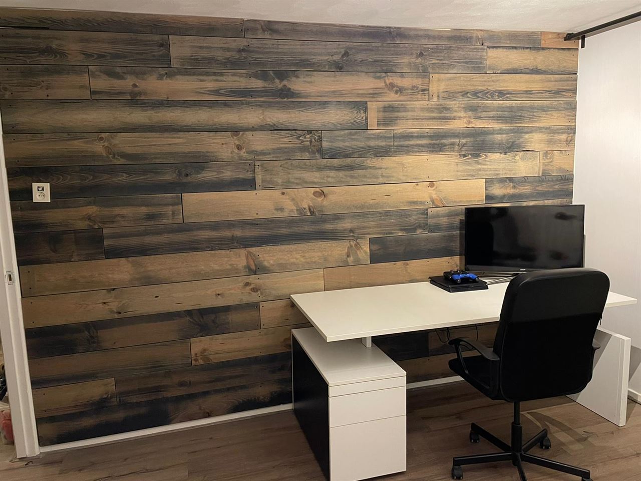 Grenen vloerdelen 21x170 kant en klaar grijs geolied.
2e keus partij €15,- per m2. Grenen vloerdelen 21x170 kant en klaar grijs geolied.
2e keus partij €15,- per m2.