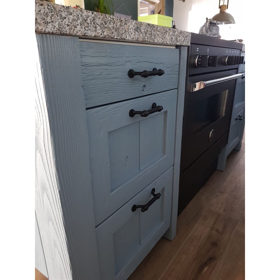 Keuken gemaakt van verouderde vuren planken. Keuken gemaakt van verouderde vuren planken.