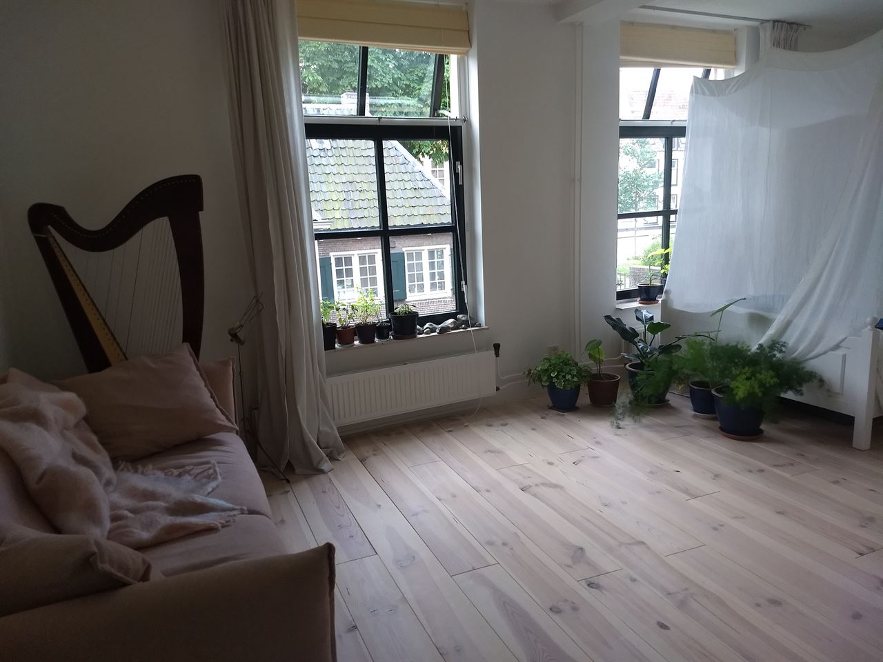 Grenen vloerdelen 200mm afgewerkt met Osmo 3041 wit/natural. Grenen vloerdelen 200mm afgewerkt met Osmo 3041 wit/natural.