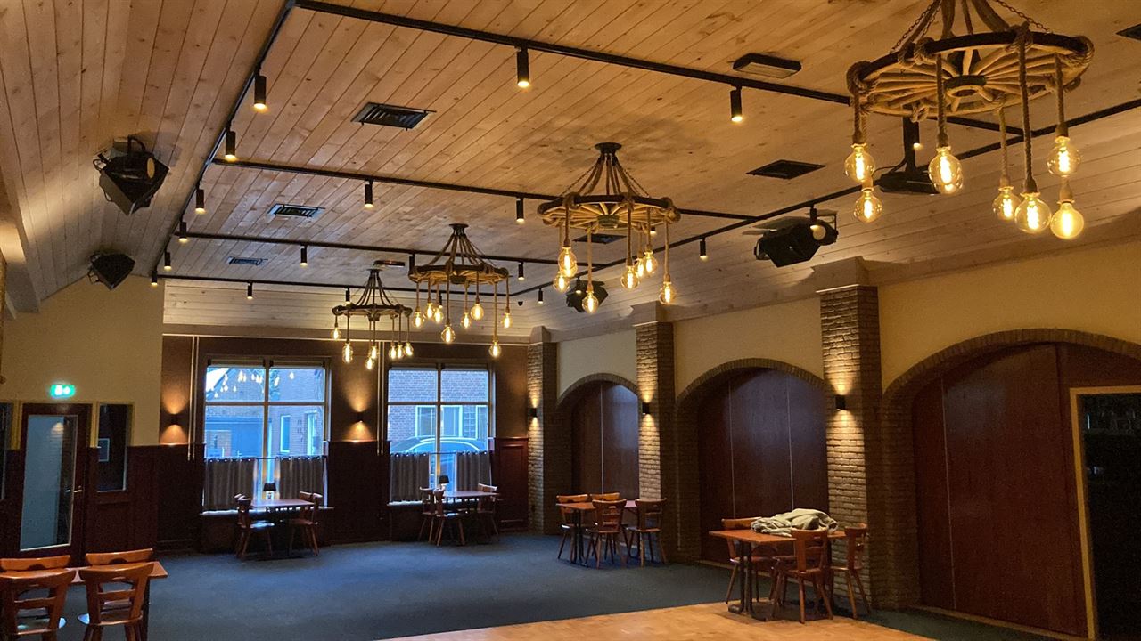 Plafond gemaakt van 2e keus wandbeschot 18x135. Plafond gemaakt van 2e keus wandbeschot 18x135.