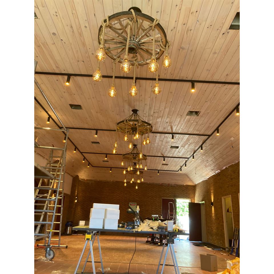 Plafond gemaakt van 2e keus wandbeschot 18x135. Plafond gemaakt van 2e keus wandbeschot 18x135.
