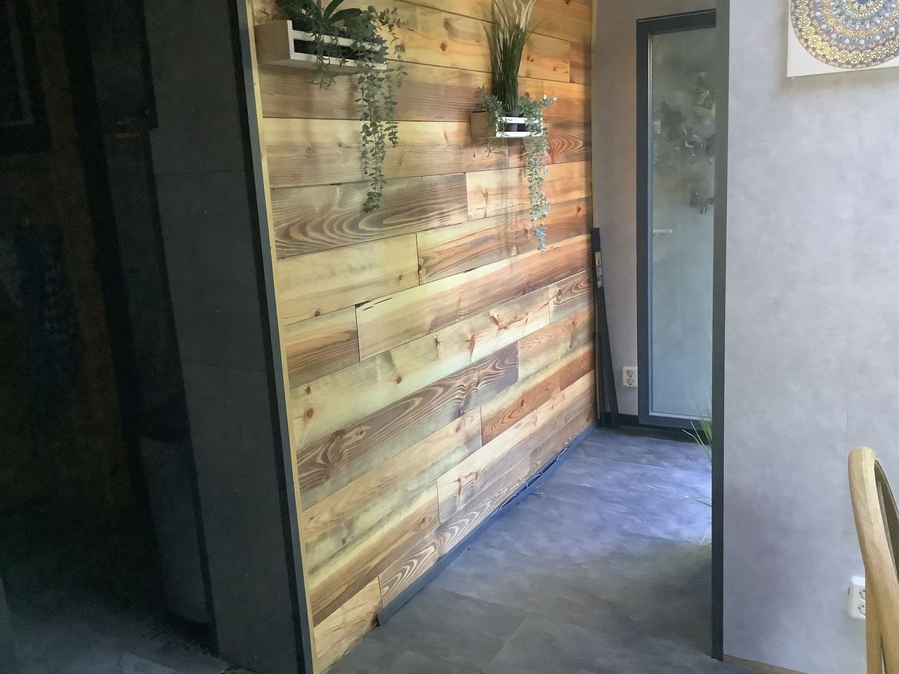 Wand gemaakt van behandelde 2e keus planken Lessive Miel. Wand gemaakt van behandelde 2e keus planken Lessive Miel.