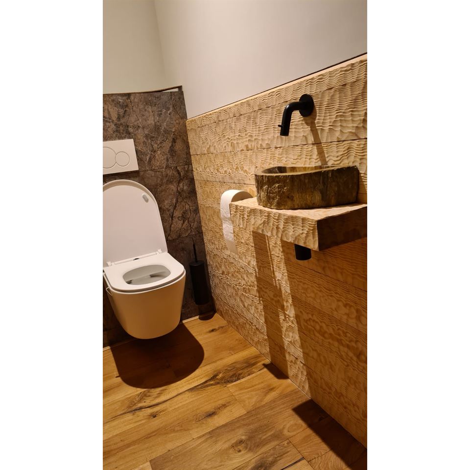 Betimmering van onze gebeitelde grenen planken. Betimmering van onze gebeitelde grenen planken.