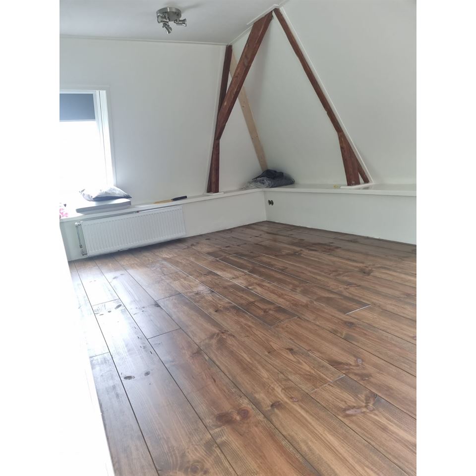 Grenen vloerdelen 20cm afgewerkt met Antiek eiken van Osmo. Grenen vloerdelen 20cm afgewerkt met Antiek eiken van Osmo.