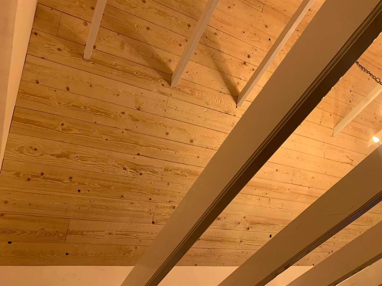 Verouderd vuren wandbeschot 17x160 gebruikt als plafond betimmering. Verouderd vuren wandbeschot 17x160 gebruikt als plafond betimmering.
