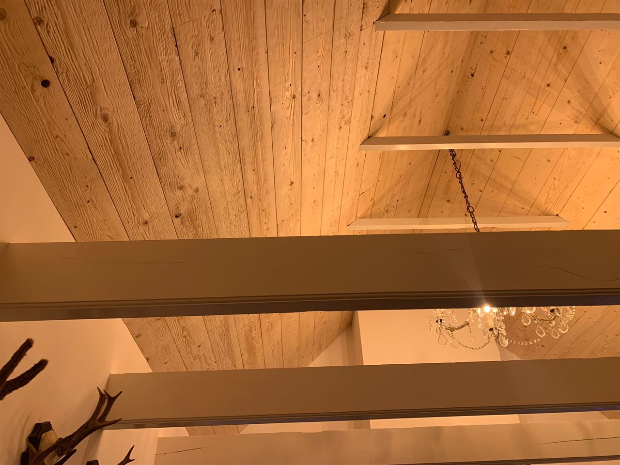 Verouderd vuren wandbeschot 17x160 gebruikt als plafond betimmering. Verouderd vuren wandbeschot 17x160 gebruikt als plafond betimmering.