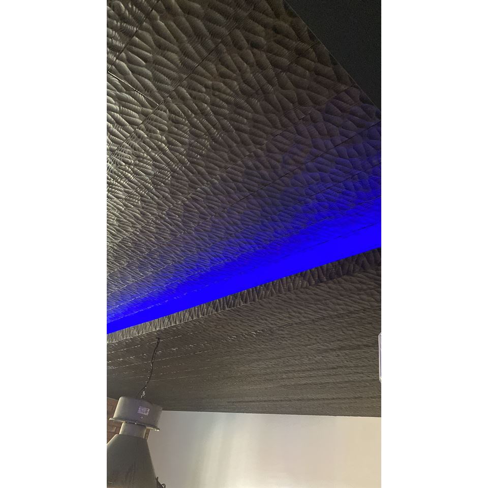 Gebeiteld grenen gebruikt voor het plafond en daarna geschilderd. Gebeiteld grenen gebruikt voor het plafond en daarna geschilderd.