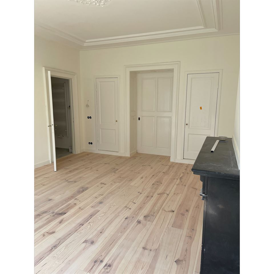 Grenen vloer 200mm afgewerkt met de 3041 wit/natural van Osmo. Grenen vloer 200mm afgewerkt met de 3041 wit/natural van Osmo.