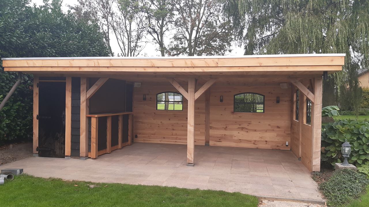 Veranda betimmerd met grenen planken 18x135 B-keus Veranda betimmerd met grenen planken 18x135 B-keus