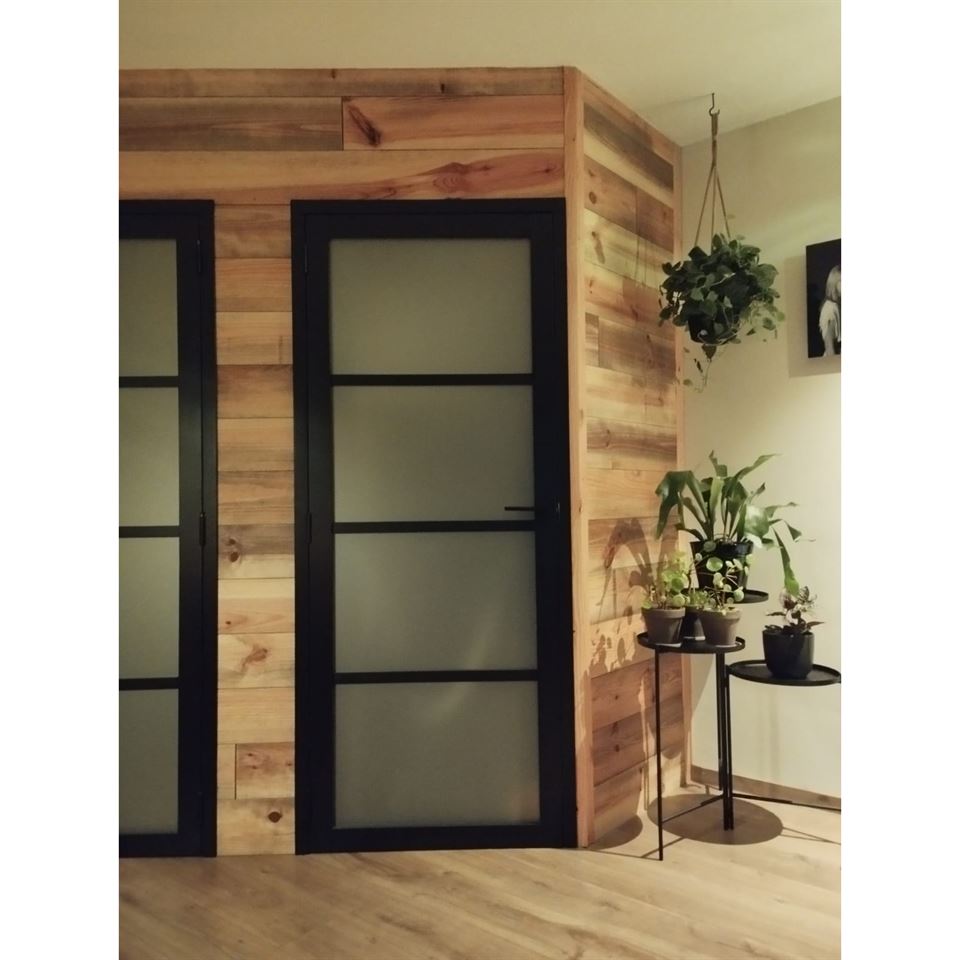 Wand gemaakt van de grenen planken Lessive Miel. Wand gemaakt van de grenen planken Lessive Miel.