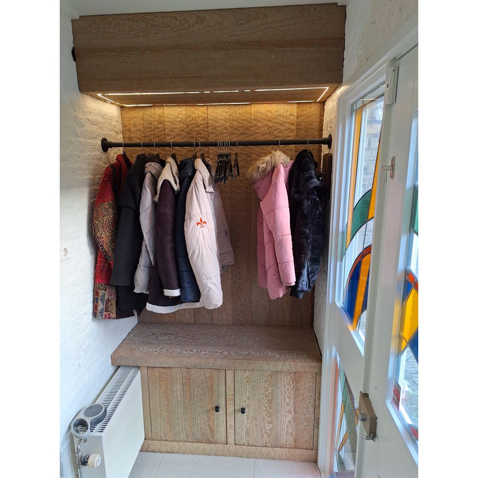 Garderobe kast gemaakt van onze gebeitelde planken.
