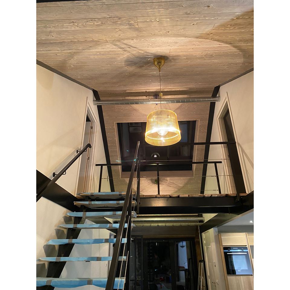 Gehakt en verouderd grijs vuren voor plafond.