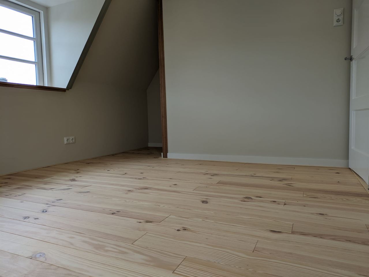 Grenen vloer 15x120 A afgewerkt met Osmo 3041 