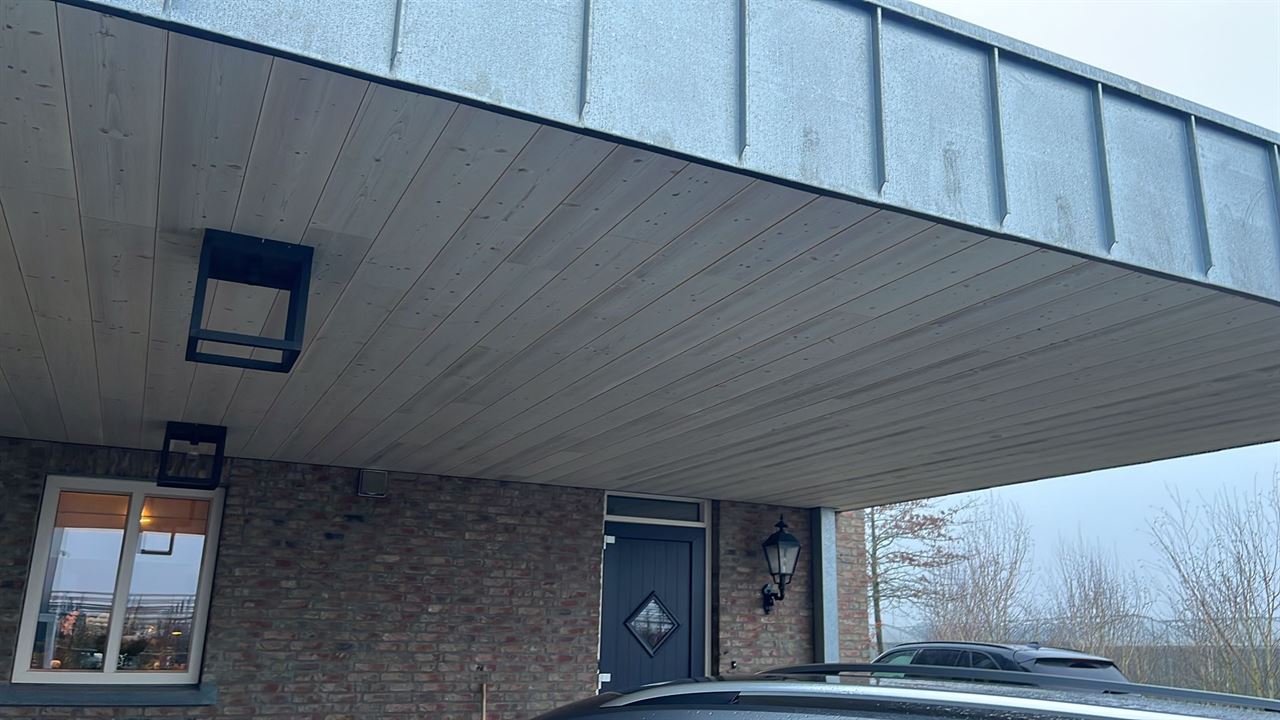 Vuren planken Yaki Nougat gebruikt als plafond betimmering.