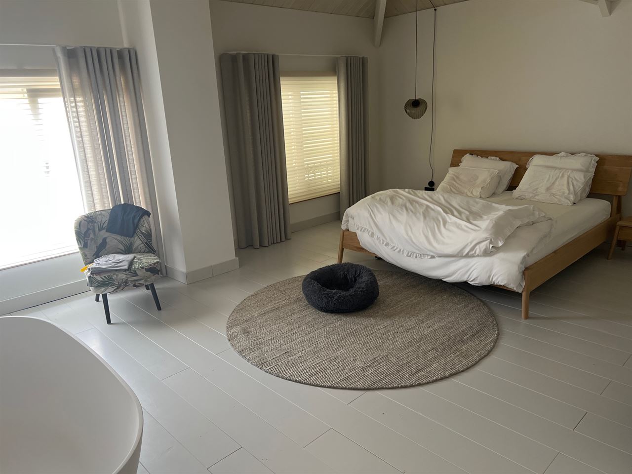 Grenen planken 200mm door klant wit gelakt.