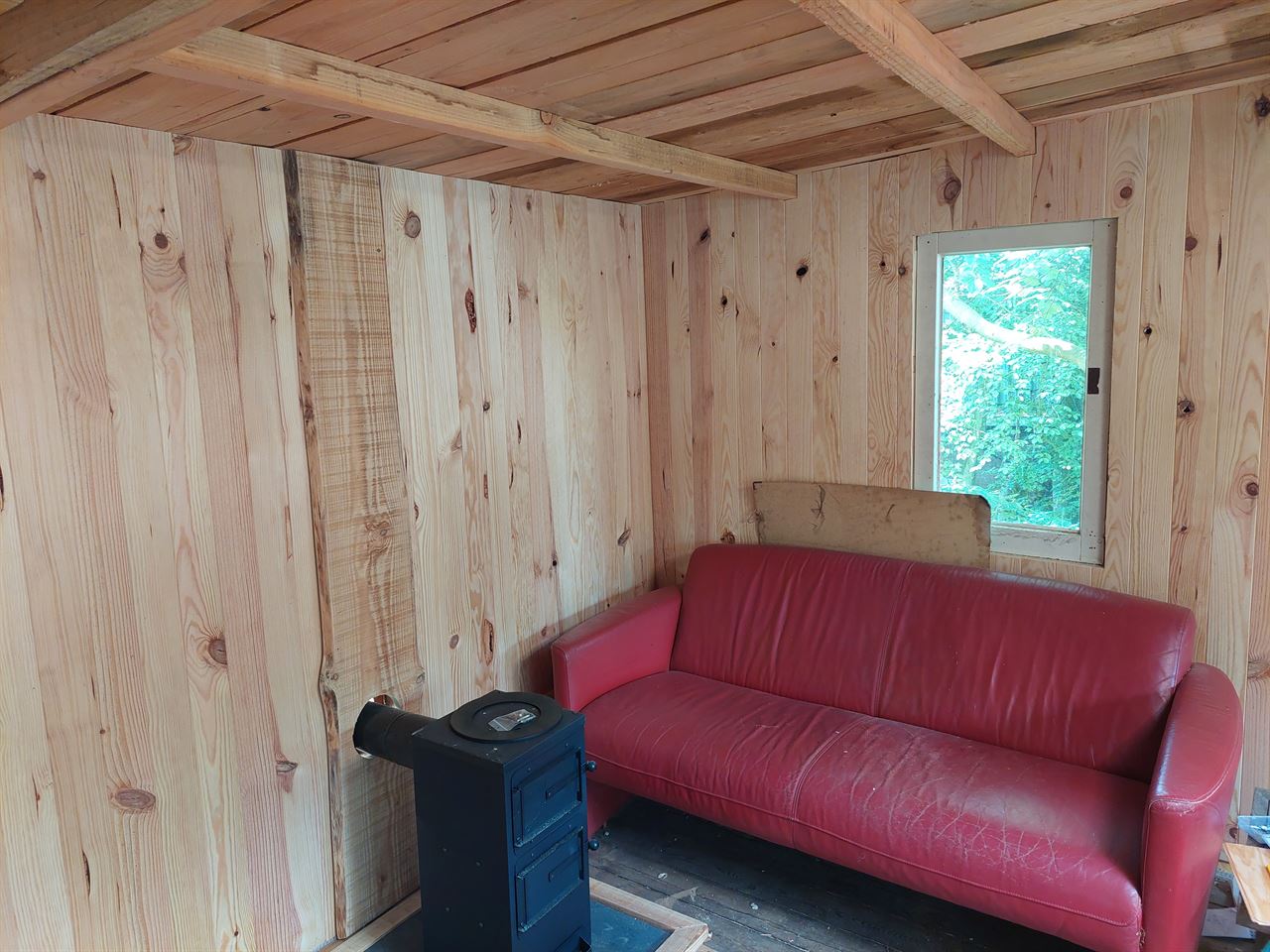 Boomhut afgetimmerd met grenen 9x90.