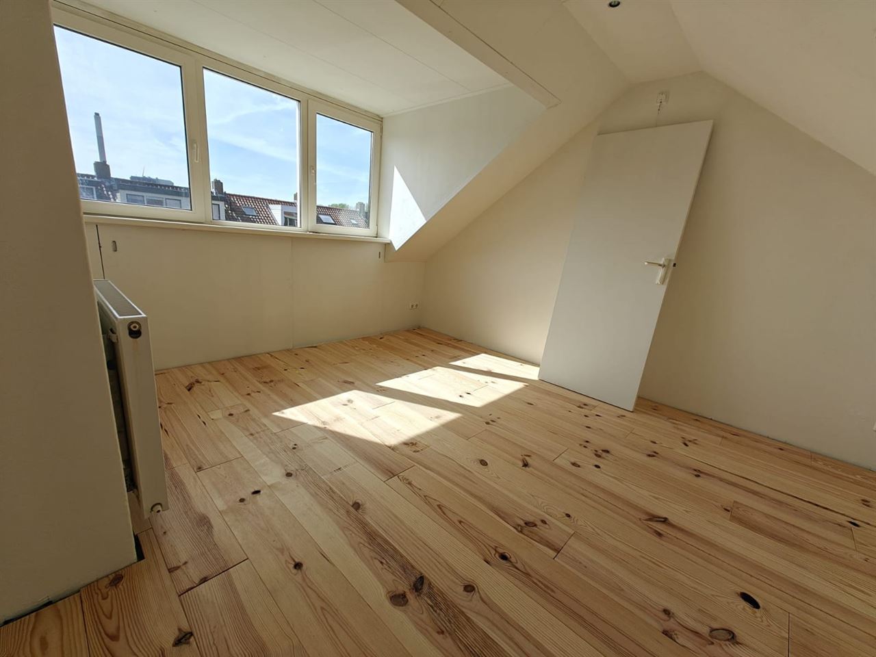 Declasse grenen vloer 20cm breed.