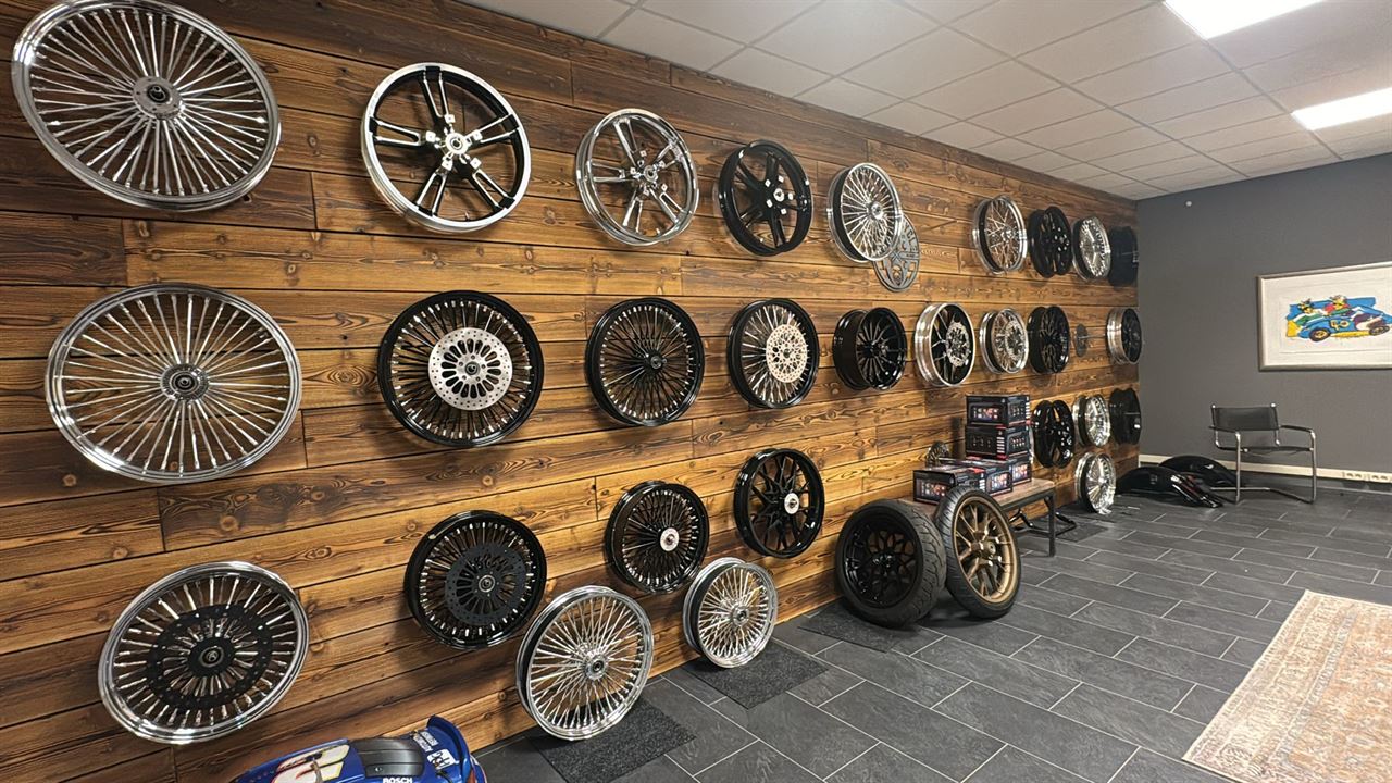 Wand gemaakt van gebrande vuren planken.