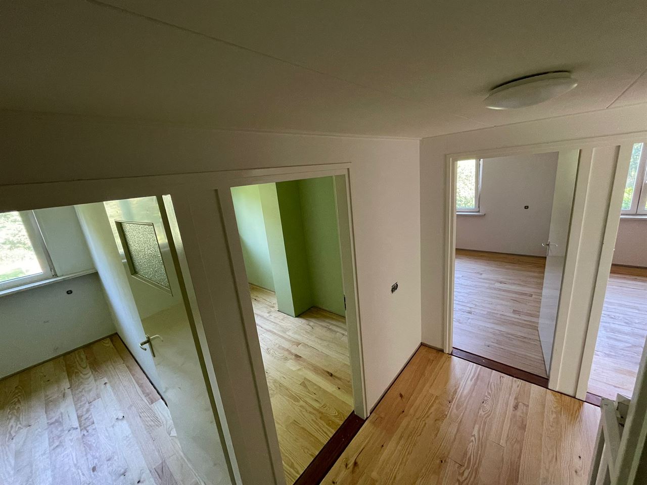 Grenen 10cm breed zonder velling.
Behandeld met Osmo 3062.