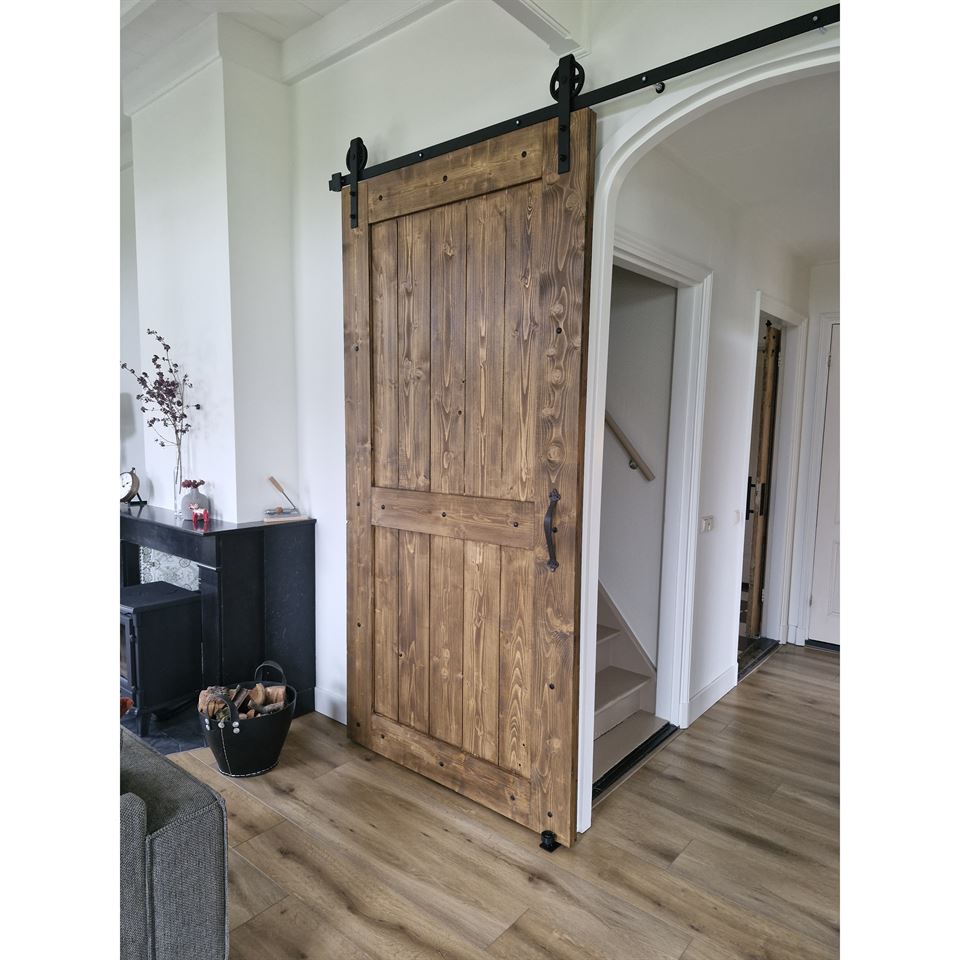 Vuren 17x185 geborsteld gebruikt voor deur. Naderhand gebeitst.