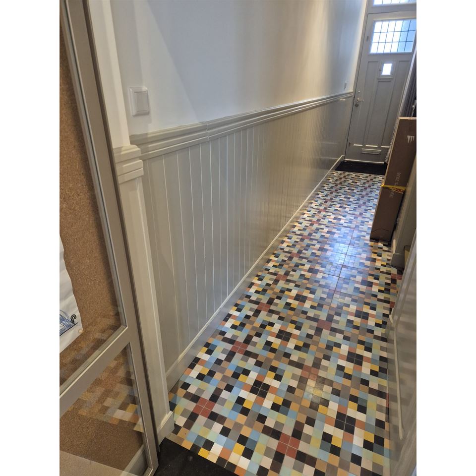 Grenen 9x90 wit door klant groen geschilderd met Sigma S2U Nova Satin.