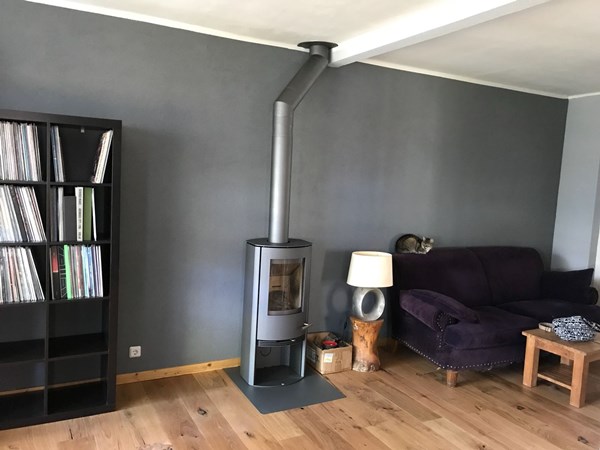 TT20 grijs (Deense kachel) bij fam. v/d Bergen uit Veenendaal.
Tevens kochten zij ook de eiken vloer bij ons.
Betreft de Nature 14x190 lamel afgewerkt met de 3061 van Osmo.