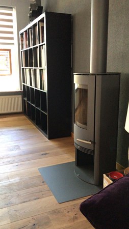 TT20 grijs (Deense kachel) bij fam. v/d Bergen uit Veenendaal.
Tevens kochten zij ook de eiken vloer bij ons.
Betreft de Nature 14x190 lamel afgewerkt met de 3061 van Osmo.