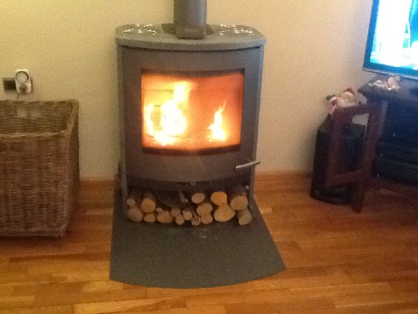 Fam. Traa uit Nijkerk.
TT 22 met Speksteen (Deense kachel)
In deze kachel passen stukken hout van minimaal 50cm lang.