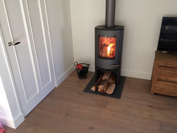 Fam Bultje uit Veenendaal.
TT20 grijs van Termatech (Deense kachel).
Tevens ook de vloer bij ons aangeschaft.
Eiken lamel gerookt & wit geolied.
