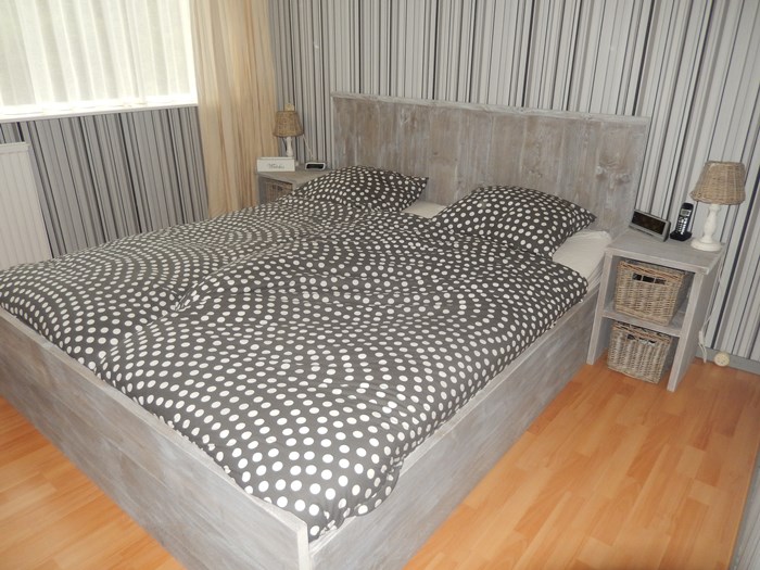 Bed gemaakt van nieuwe houten steigerplanken,
Behandeld met greywash.                               