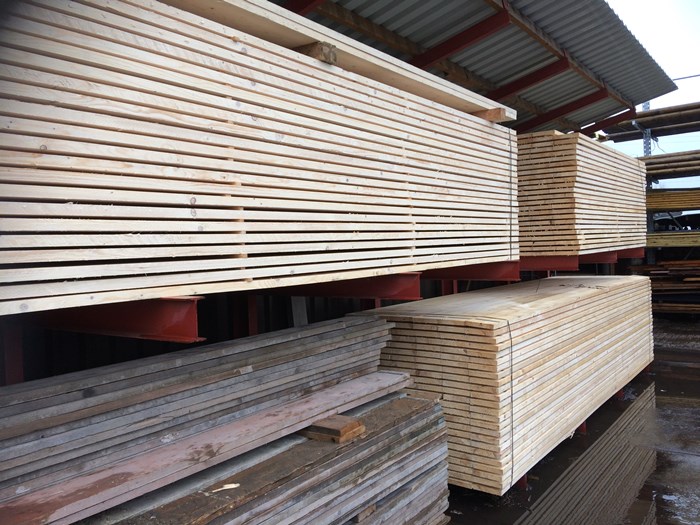 Voorraad nieuwe en gebruikt steigerplanken 
bij ons op de zaak.