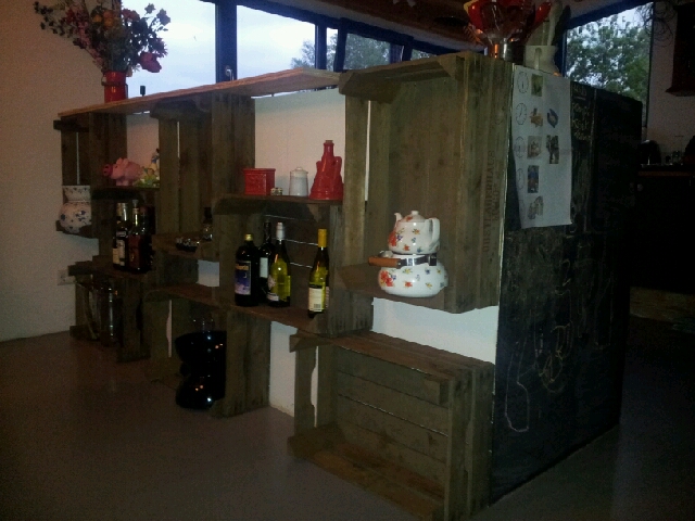 Kast gemaakt van Duitse 2-lats fruitkisten.
24x40x60. Kast gemaakt van Duitse 2-lats fruitkisten.
24x40x60.