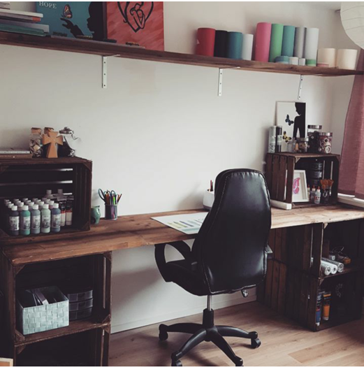 Bureau van 4-lats kisten 30x40x50cm.
Steigerplanken zitten ook in ons assortiment.
Fam. Verweij uit Veenendaal. Bureau van 4-lats kisten 30x40x50cm.
Steigerplanken zitten ook in ons assortiment.
Fam. Verweij uit Veenendaal.