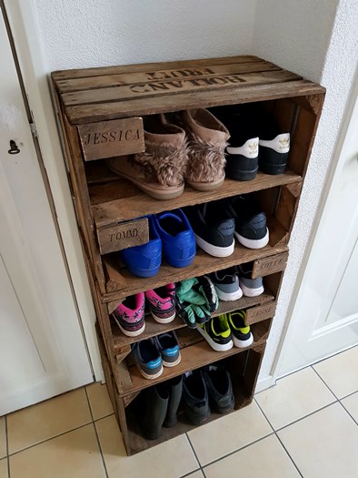 Fam Jansen uit Nijmegen.
Schoenenkast gemaakt van de fruitkisten 30x40x50 met tekst.
Klant heeft de namen er zelf in gegraveerd.