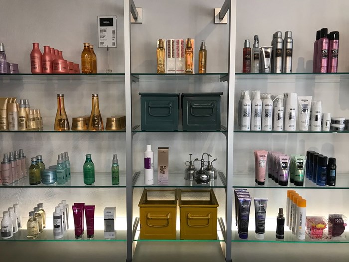 Zinken gekleurde bakken in kapsalon Wageningen.