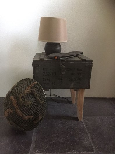 Nachtkastje gemaakt van kleine legerkist.
