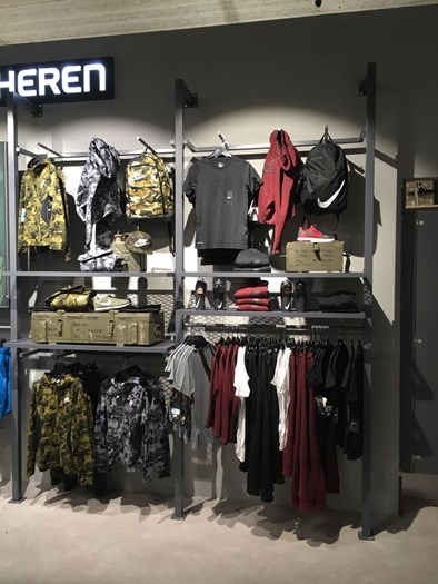 Legerkisten gebruikt als aankleding in winkel.