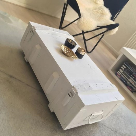 Legerkist.
Wit geschilderd.