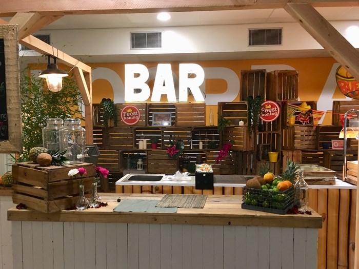 Bar gemaakt met 4/lats kisten 30x40x50.
Gebouwd door De Feestkoning uit Zevenaar die wel weten hoe ze
een feestje moeten bouwen.