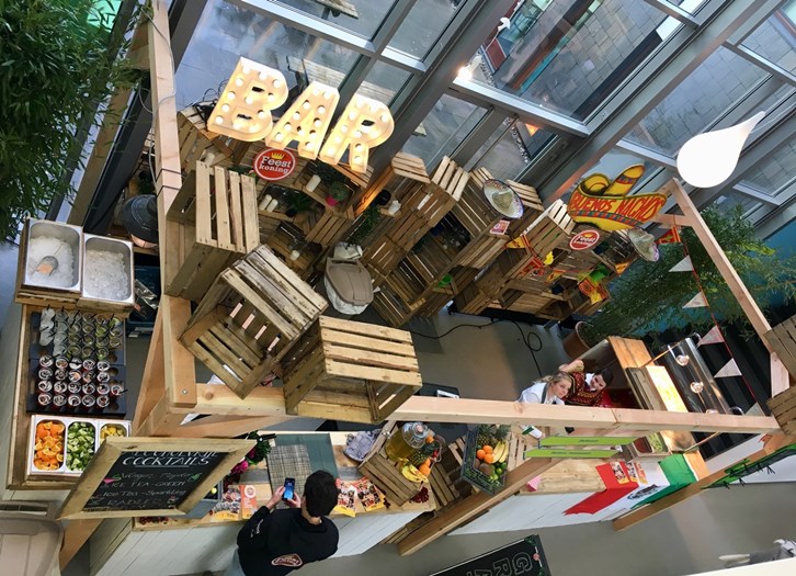 Bar gemaakt met 4/lats kisten 30x40x50.
Gebouwd door De Feestkoning uit Zevenaar die wel weten hoe ze
een feestje moeten bouwen.