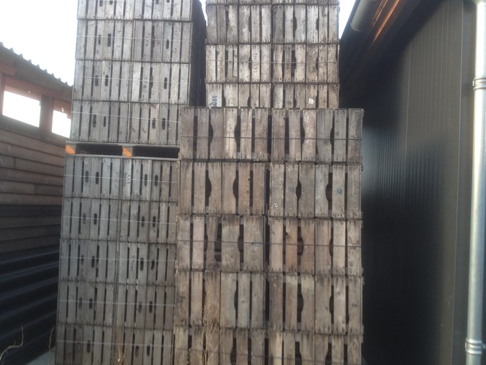 Gedeelte van onze voorraad fruitkisten.