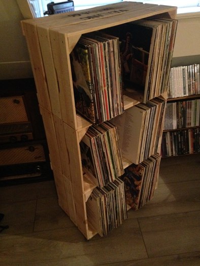 Kast gemaakt van 3-lats Fruitkisten Breda om platen in te zetten.