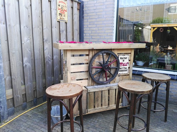 Bar gemaakt van de 2-lats fruitkisten 26x36x56 uit Tiel. Bar gemaakt van de 2-lats fruitkisten 26x36x56 uit Tiel.
