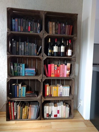 Boekenkast 10-delig.
Gemaakt van hollandse hoge 2-lats kisten van 30x36x56cm. Boekenkast 10-delig.
Gemaakt van hollandse hoge 2-lats kisten van 30x36x56cm.
