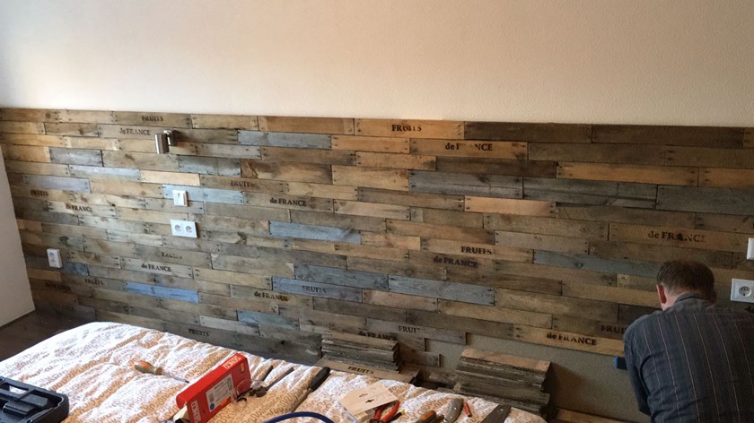 Wandbetimmering van 4-lats appelkisten Holland Fruit